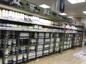 スーパーに並ぶ種類豊富な牛乳